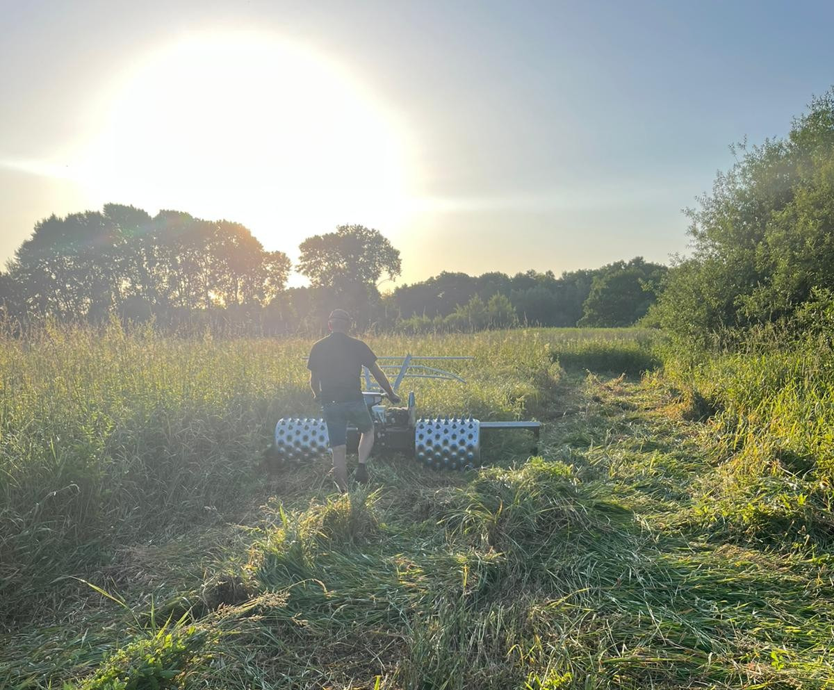 Mitarbeiter der &Ouml;NSOR im Einsatz mit dem Stachelwalzenbalkenm&auml;her