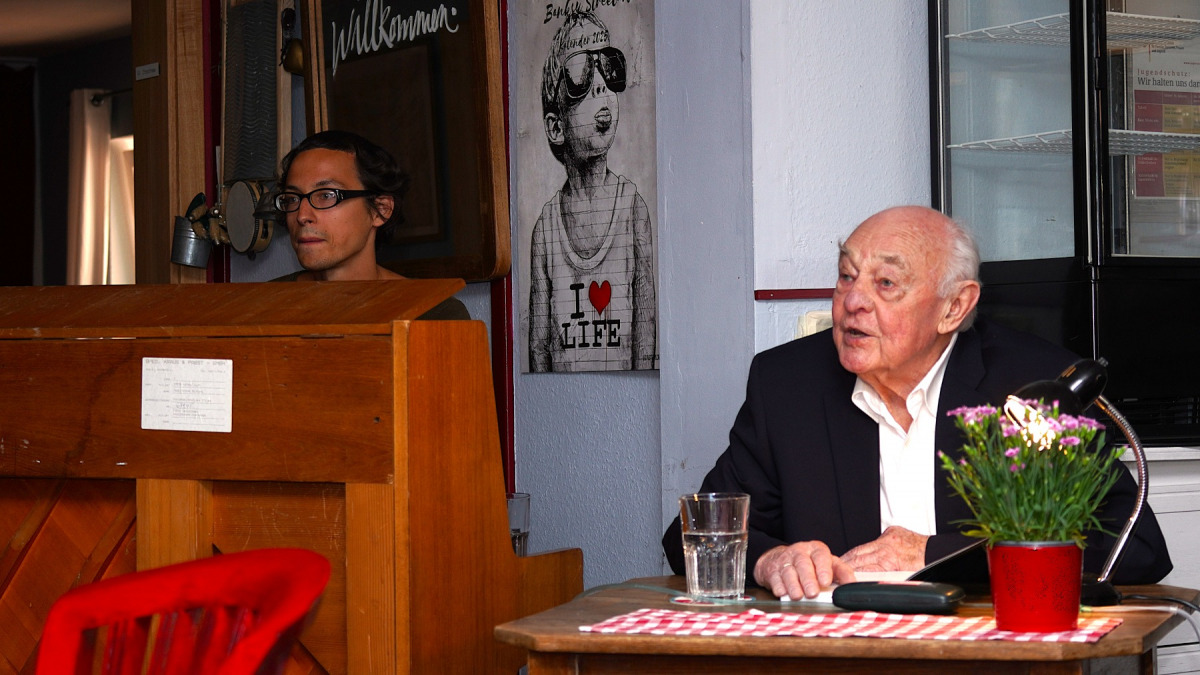 Harry Banaszak und sein enkel am Klavier