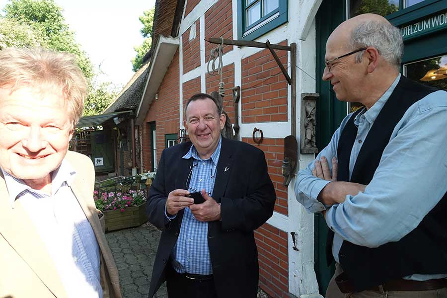 Jochen Bölsche (M.) beim Osteland-Salon auf dem Berthof